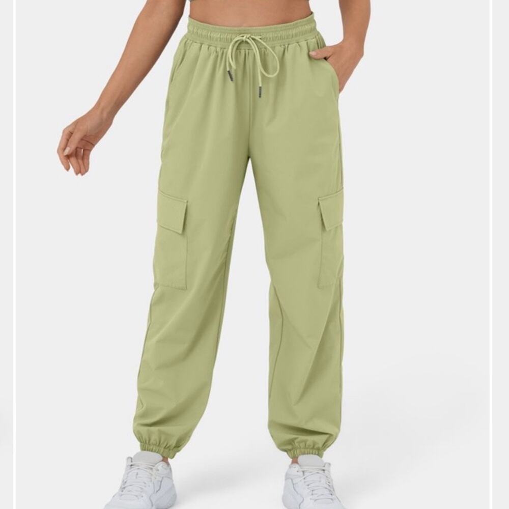 Halara Mid Rise Drawstring Pocket Casual Cargo Joggers in Winter Pear Size Small